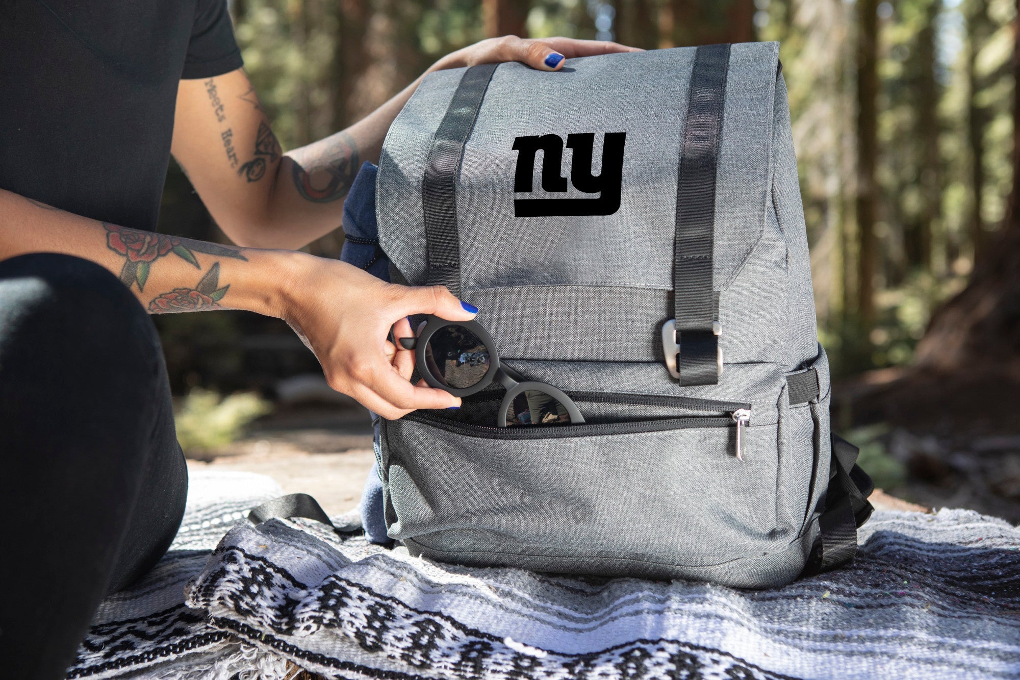 New York Giants On The Go Traverse Backpack Cooler